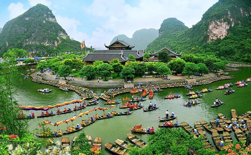 Kinh nghiệm đưa gia đình đi Tràng An Ninh Bình: Chọn tuyến đò nào để không mỏi lưng ?